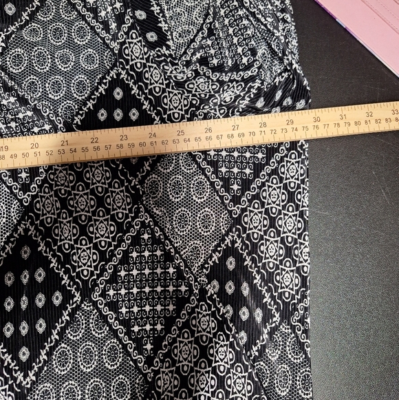 Black and White Patterned Top Flowy Comfort - Picture 7 of 8